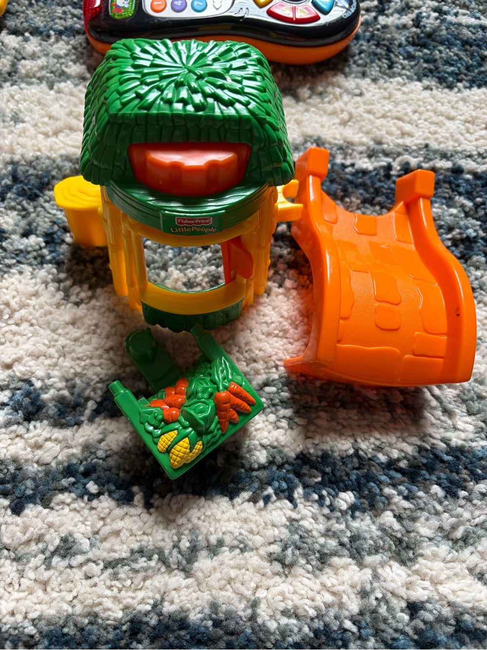 Fisher-Price Little People Jungle Hut Playset in Green & Orange